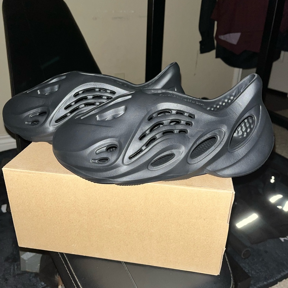 Yeezy slide foam runner onyx size 9 men’s